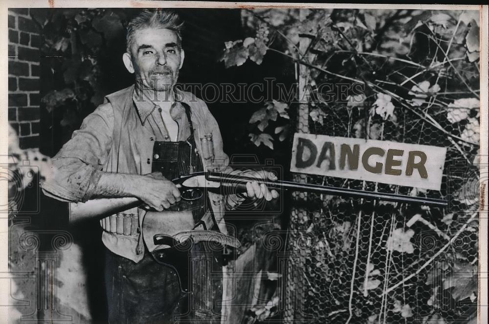 1947 Press Photo Malden, Mass. Salvatore Rossi stops US Marshalls with shotgun - Historic Images