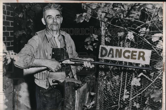 1947 Press Photo Malden, Mass. Salvatore Rossi stops US Marshalls with shotgun - Historic Images