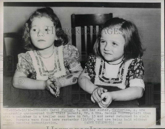 1947 Press Photo Carol & Catherine Hunter Left by Parents with Neighbor - Historic Images