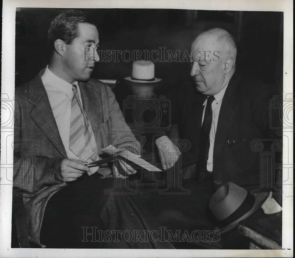 1943 Press Photo New Haven, Conn. Frank Rowe &amp; Atty Stephen Knight - Historic Images