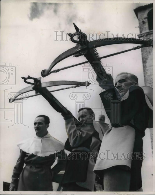 1955 Press Photo Gubbics Crossbow men Italy - neb52169 - Historic Images