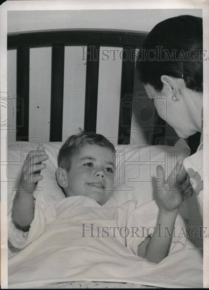 1939 Press Photo Alfred Leon Miller Greets Mrs. Sid Prow Before Leg Amputated - Historic Images