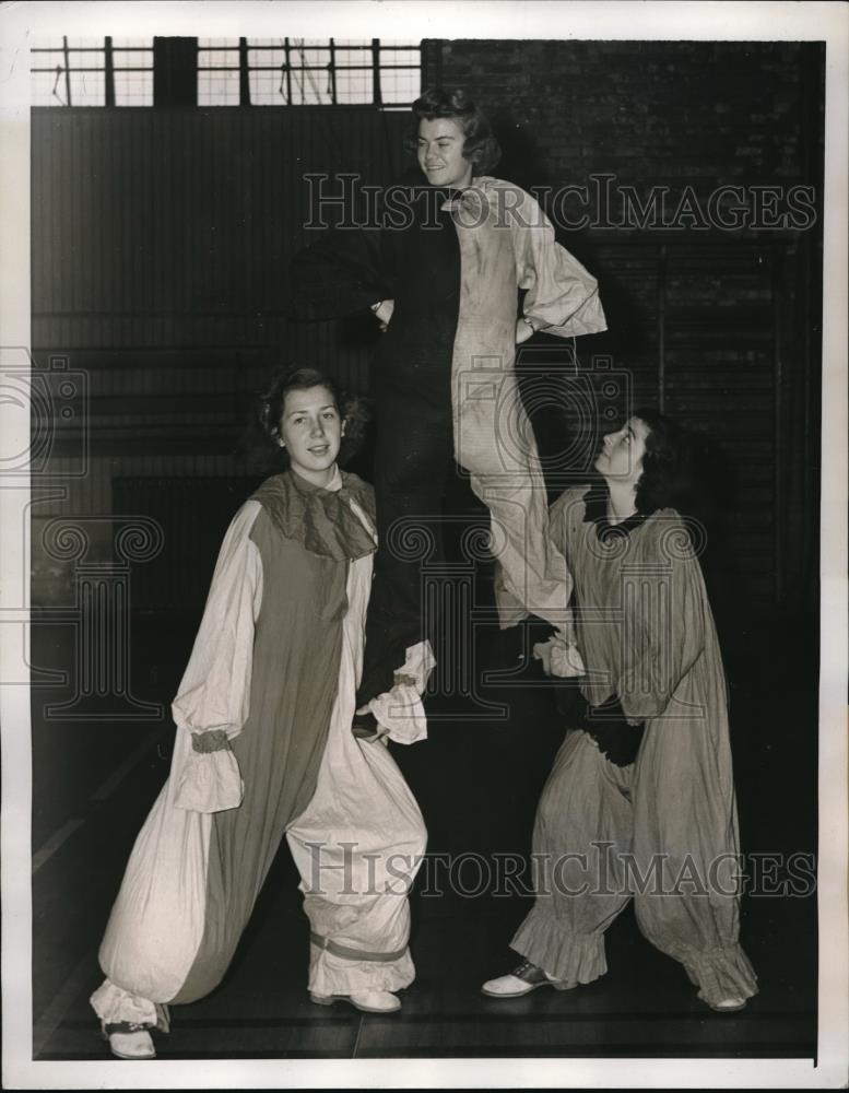 1939 Press Photo Sargent College, circus play, V Burnett, V Ward, F McCarthy - Historic Images