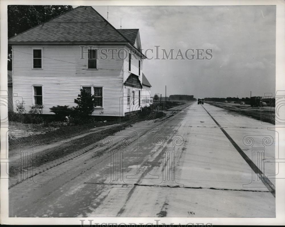 1958 Press Photo Wanatah, Ind. highway 30 within feet of a house - neb50446 - Historic Images