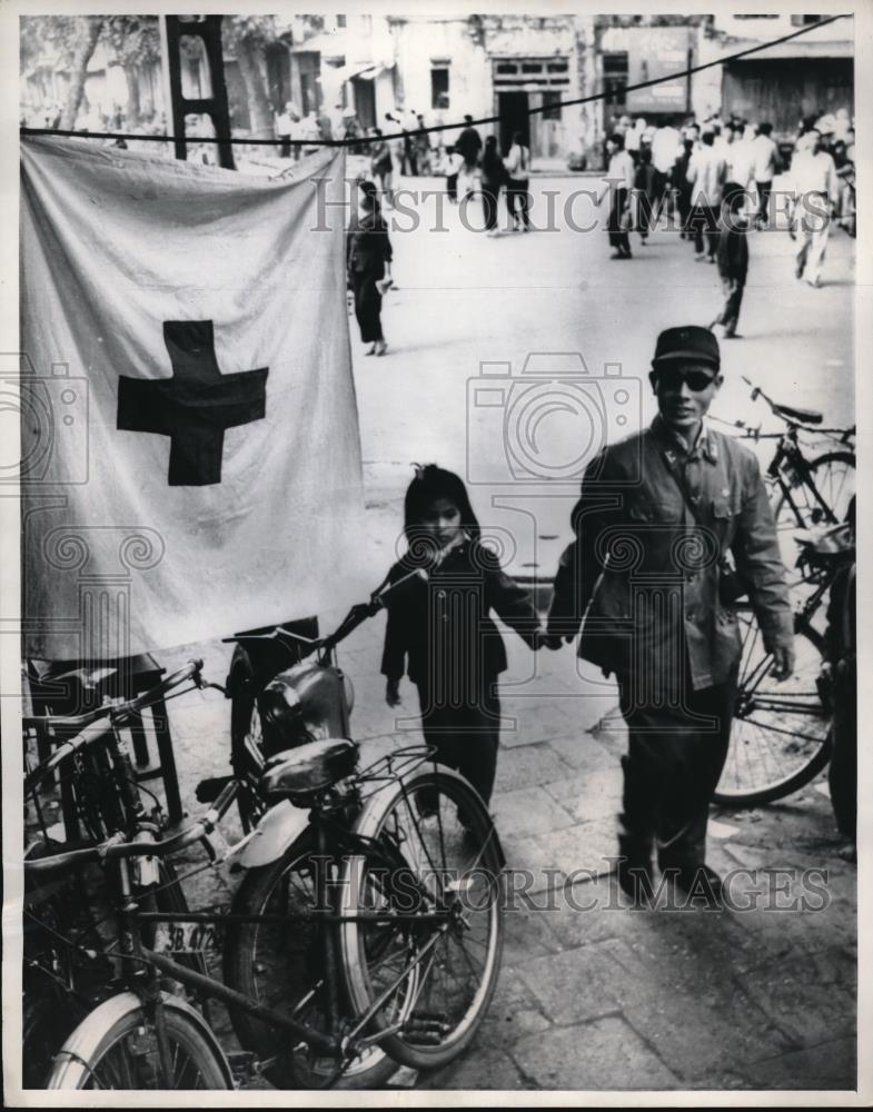 1969 Press Photo Hanoi, North Vietnam dad &amp; daughter at Red Cross station - Historic Images