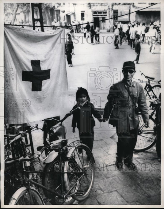 1969 Press Photo Hanoi, North Vietnam dad & daughter at Red Cross station - Historic Images