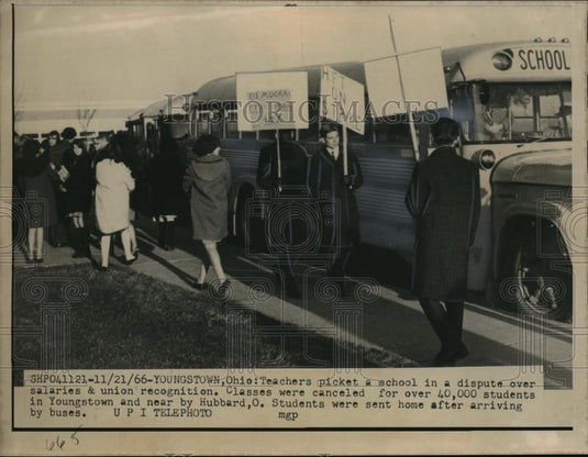 1966 Press Photo Youngstown, Ohio teachers on sterike for better wages - Historic Images
