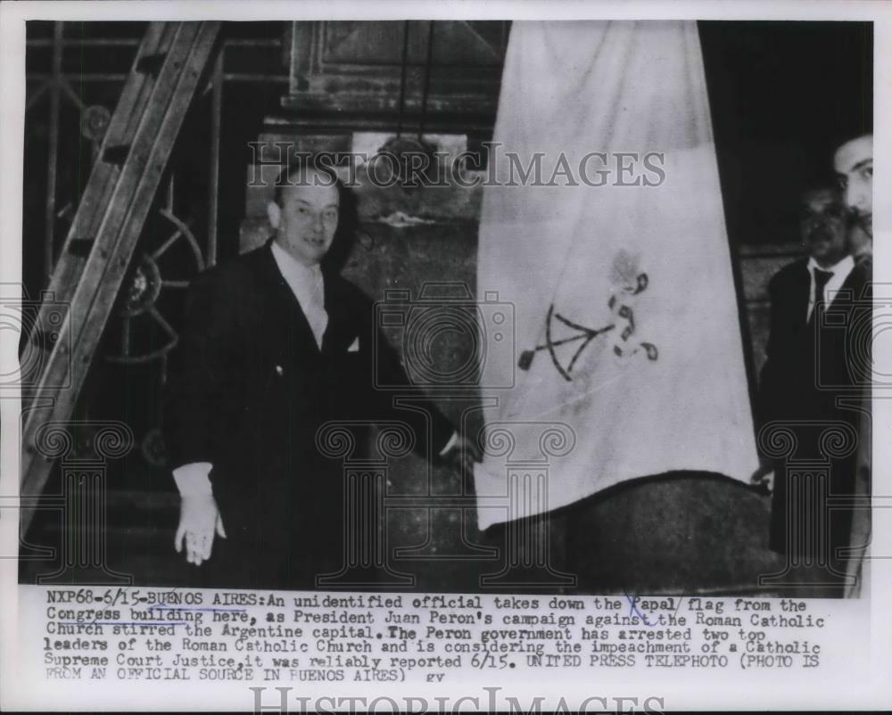 1955 Press Photo The Papal Flag is being taken down from the Congress Building - Historic Images