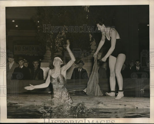 1940 Press Photo Marietta Phipps & Mary Jean Malott Go Log Rolling - neb50025 - Historic Images