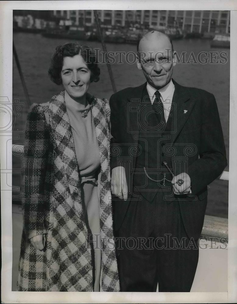 1941 Press Photo Mr &amp; Mrs Robert Hutchinson of Amer. Eagle Club in England - Historic Images