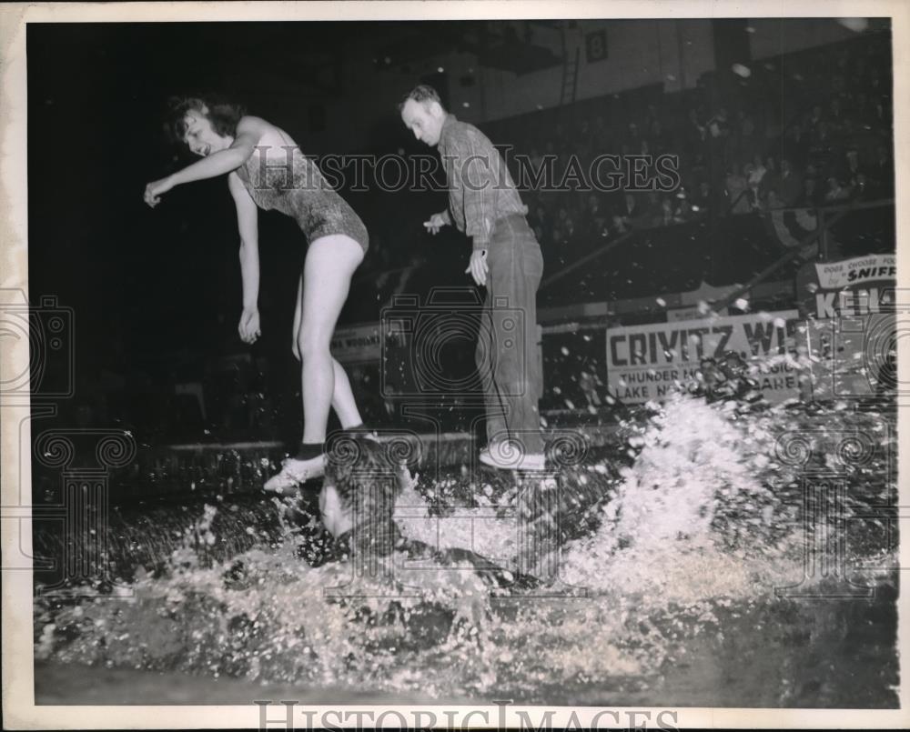 1944 Press Photo Arbutus Wilson Charles &amp; Joseph Stauber Splash In Water - Historic Images