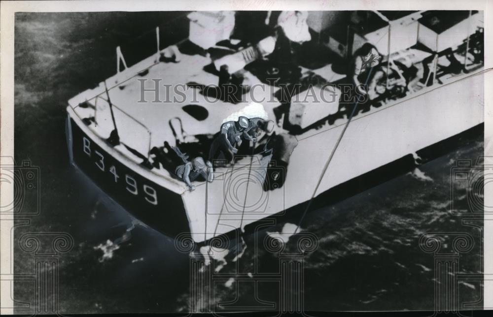 1953 Press Photo Retrieval of victims from airline crash in the ocean - Historic Images