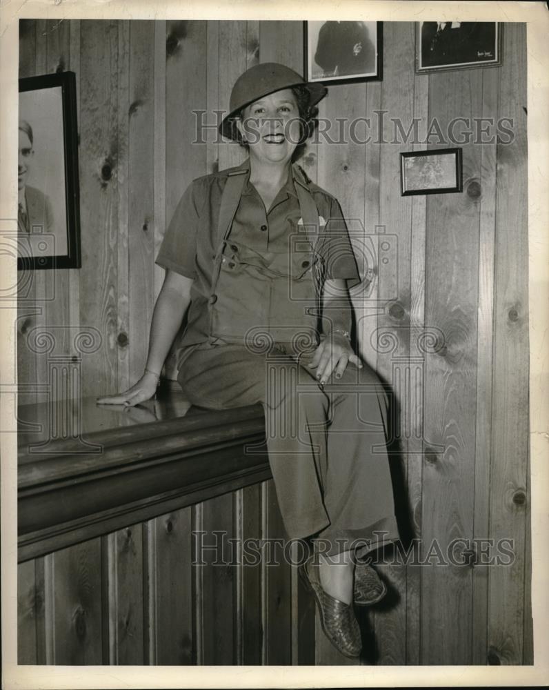 1942 Press Photo Smiles Frankel Sings Songs for the Troops - neb51288 - Historic Images