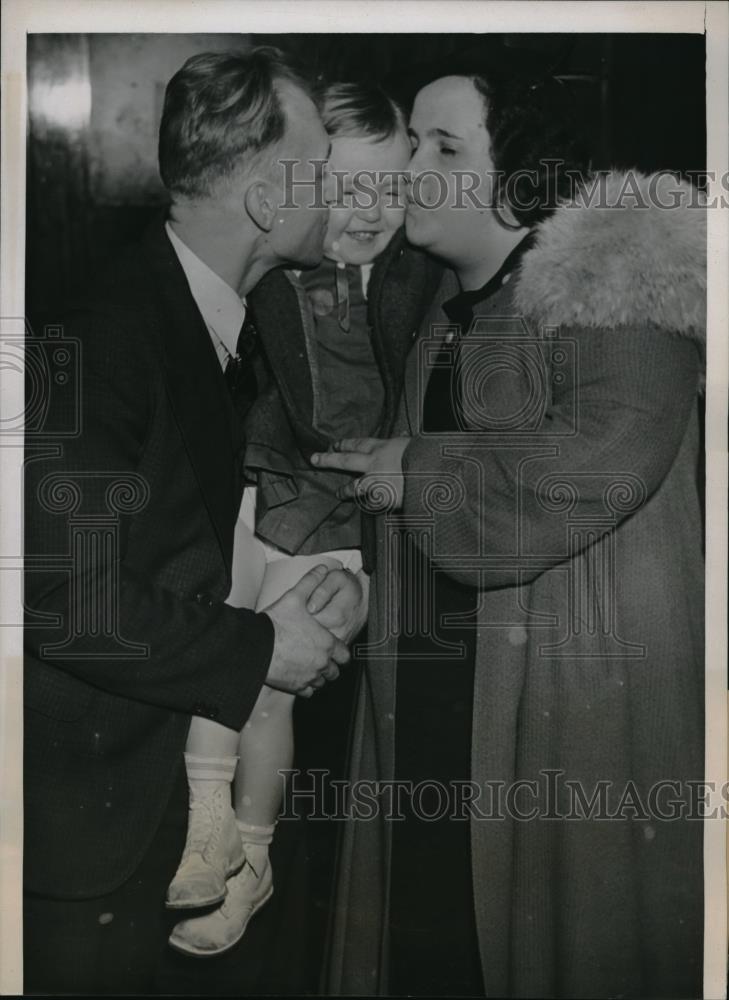 1937 Press Photo Mr &amp; Mrs Paul Richter Kiss Florence Ann In Chicago Court - Historic Images