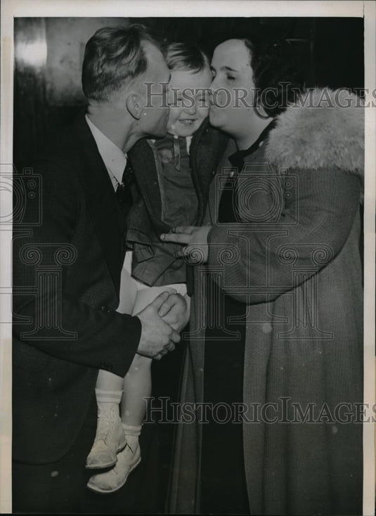 1937 Press Photo Mr & Mrs Paul Richter Kiss Florence Ann In Chicago Court - Historic Images