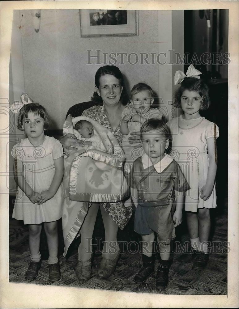 1943 Press Photo Mrs. Helen Robar with five of her Children - Historic Images