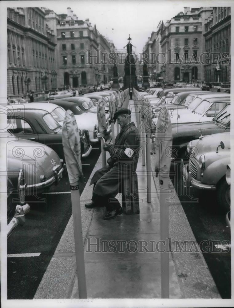 1960 Press Photo London, England parkinf attendant at Waterloo Place on Regent - Historic Images