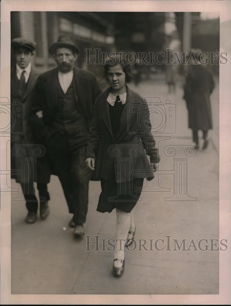 1922 Press Photo Magdaline Di John Says Caveman Thomas Mauimartino Kidnapped Her - Historic Images