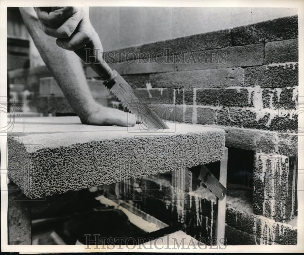 1960 Press Photo Cutting Foamsil Insulating Refractory, Pittsburgh Corning Corp. - Historic Images