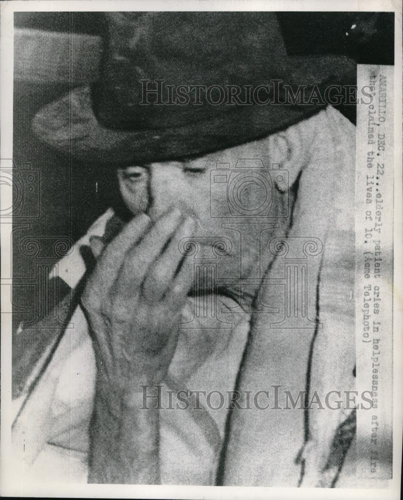 1951 Press Photo Elderly Man Cries After a Fire Took Lives of Ten om Amarillo - Historic Images