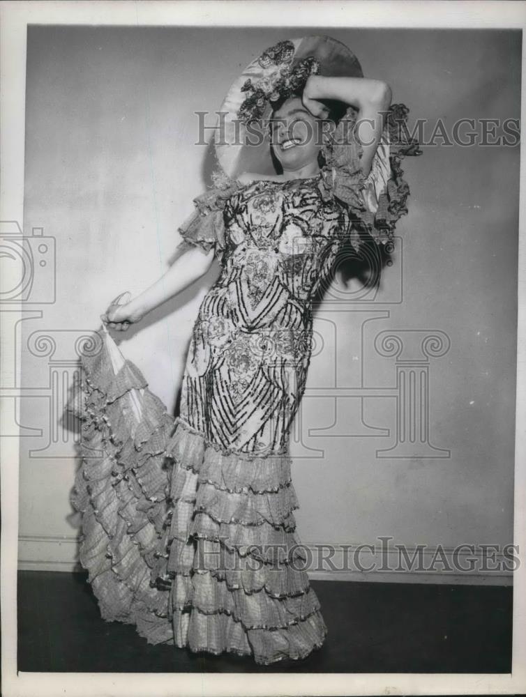 1943 Press Photo Johnny Gray, 16, winner of a Cinderella contest - Historic Images