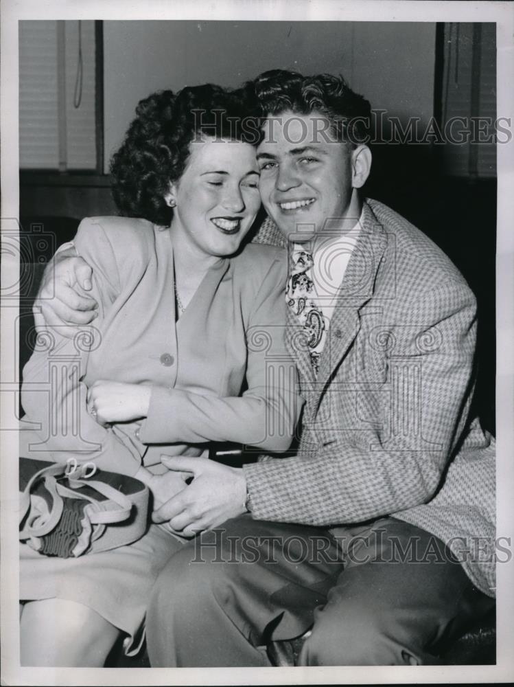 1947 Press Photo La, Calif. Delno Feryanitz &amp; wife Betty at court for house sale - Historic Images