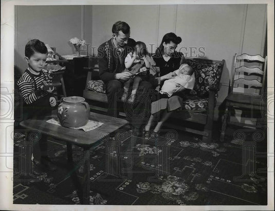 1948 Press Photo Mr & Mrs Lawrence Decker in their average NYC apartment - Historic Images