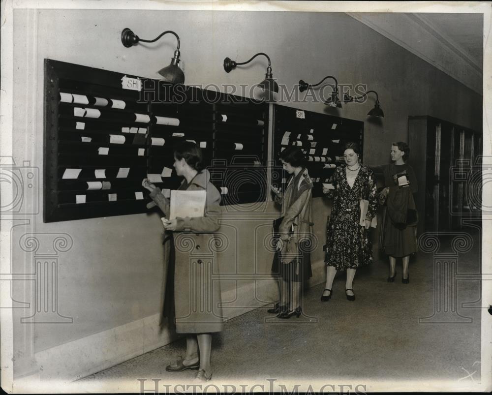 1931 Press Photo Simmons College students in Boston, BB board for communication - Historic Images