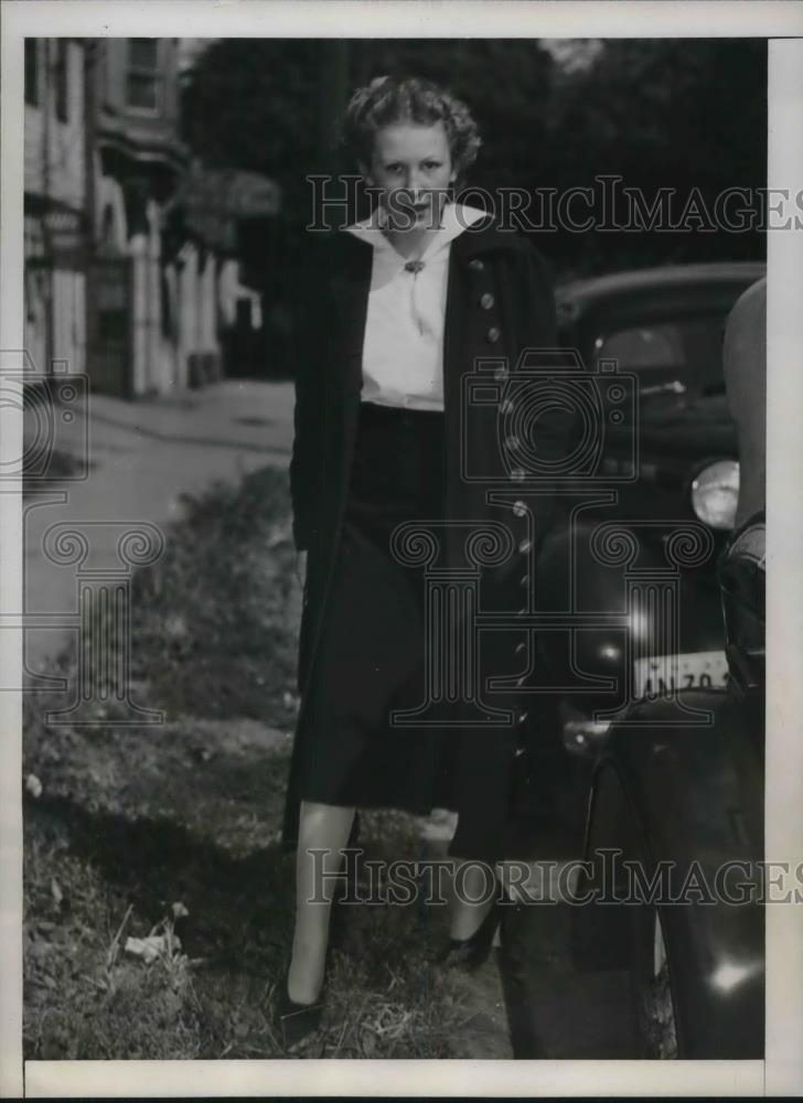 1937 Press Photo Olga Ramser at murder scene in Queens, NY - neb52214 - Historic Images