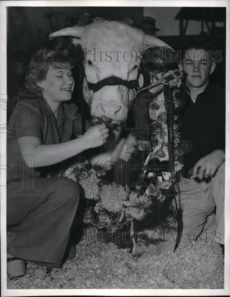 1939 Press Photo Betty Bradshaw, Bill McDonald &amp; champion steer in LA, Calif. - Historic Images