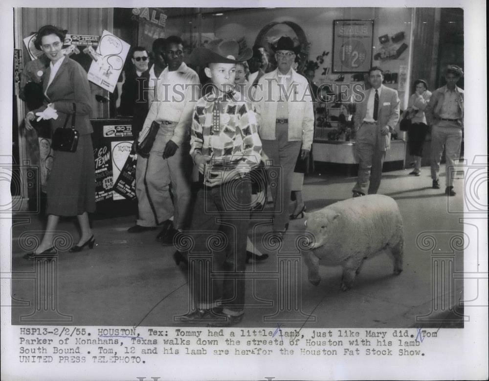 1955 Press Photo Houston, Tx Tom Parker &amp; his pet baby lamb - Historic Images