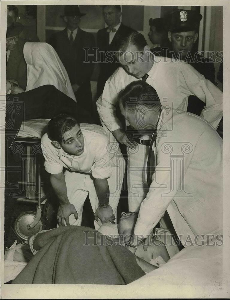 1947 Press Photo Dennis Uzoapponi shot by police in Wooster at hospital - Historic Images