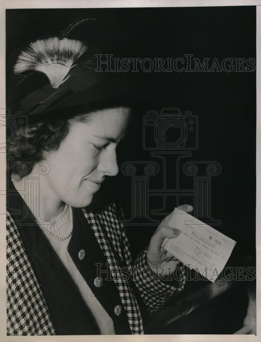 1939 Press Photo Brooklyn, NY Helen Murphy & scrip from Britain - neb50636 - Historic Images