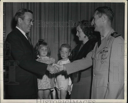 1945 Press Photo Legion of Merit to Lt FT Moore fron Asst Sec of Navy A Gates - Historic Images