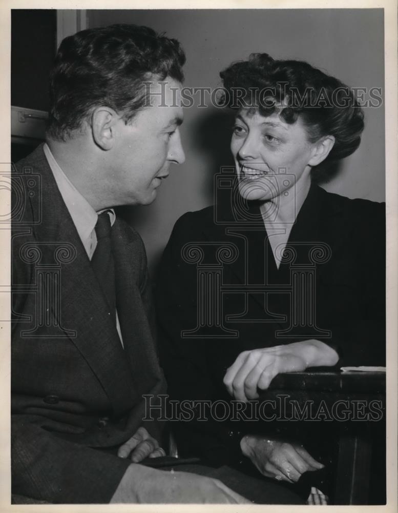 1945 Press Photo Mrs Ann I Mansfeldt on trial for murder with atty V Hallinan - Historic Images