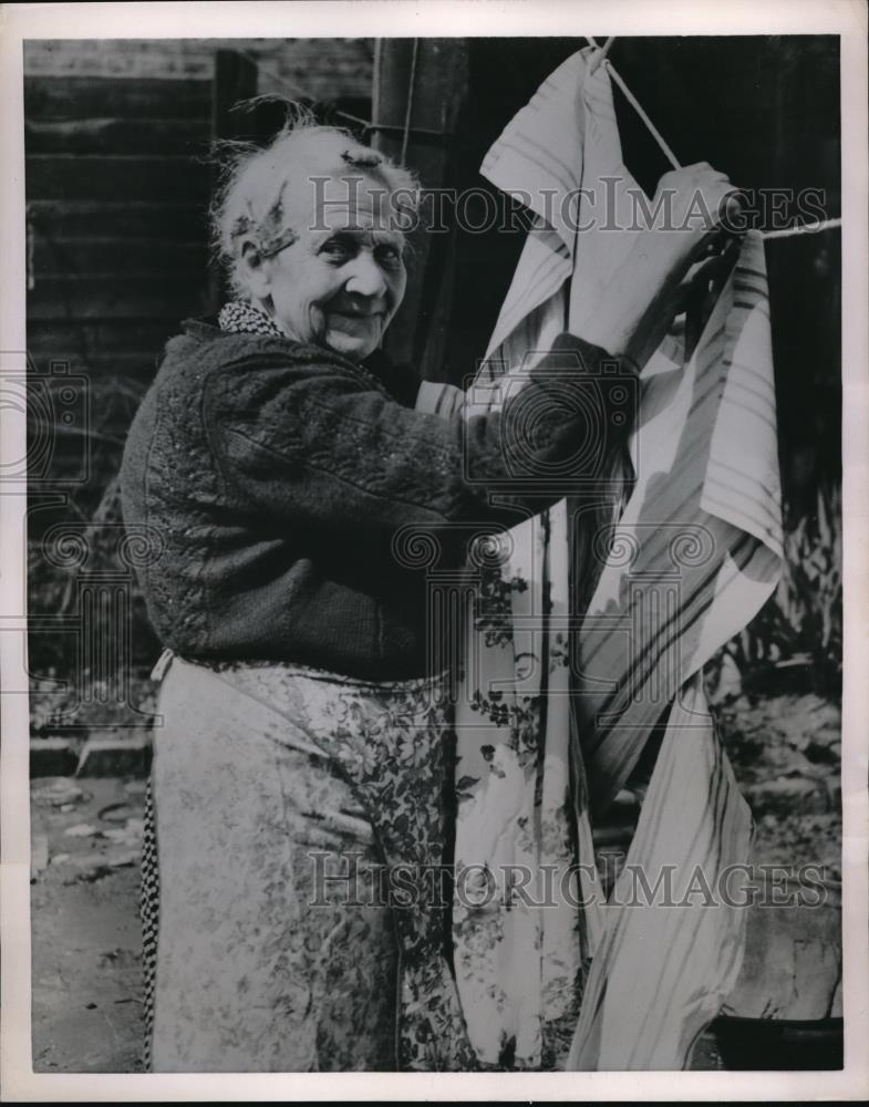 1954 Press Photo Mrs. Elizabeth Burgar Takes Down Wash in London - neb51355 - Historic Images