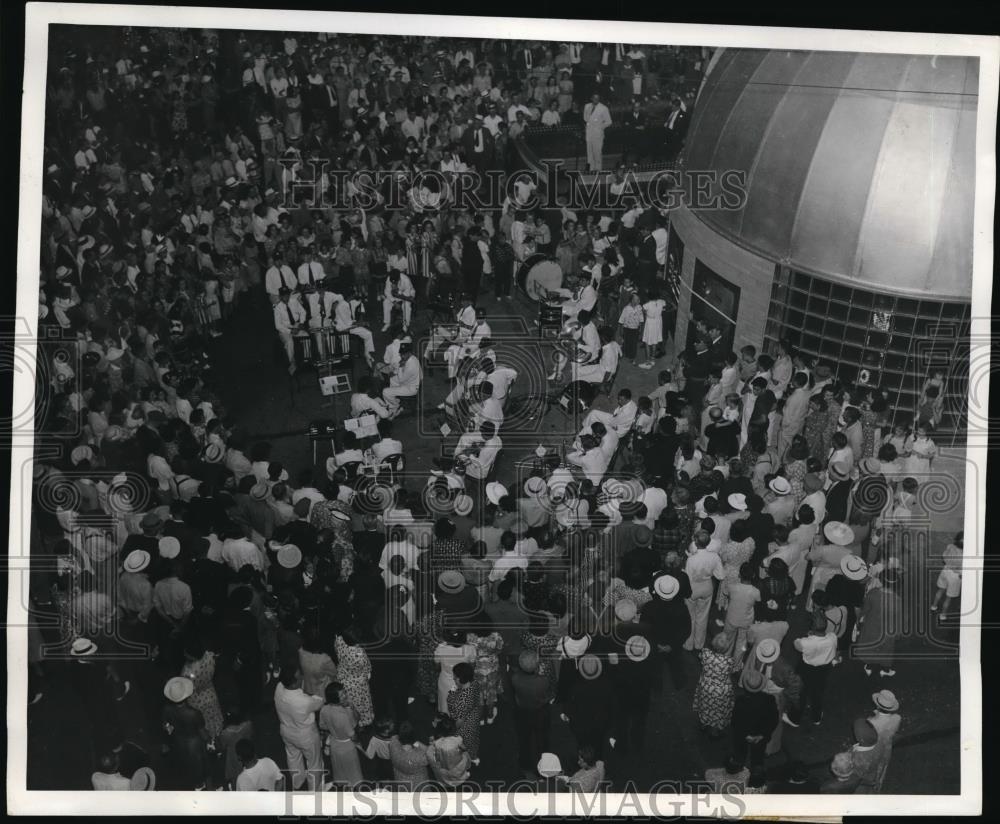 1939 Press Photo Crowds at opening of NY Civic Observatory Museum - neb51506 - Historic Images