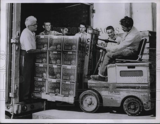 1955 Press Photo NEA Food & Markets Editor Gaynor Maddox Watches Cartons - Historic Images