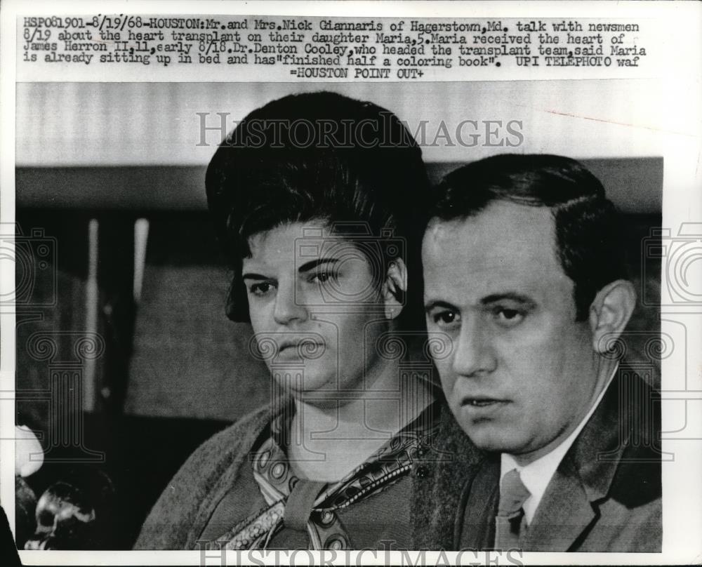 1968 Press Photo Houston, Tx. Mr &amp; Mrs Giannaris speak of daughter&#39;s operation - Historic Images