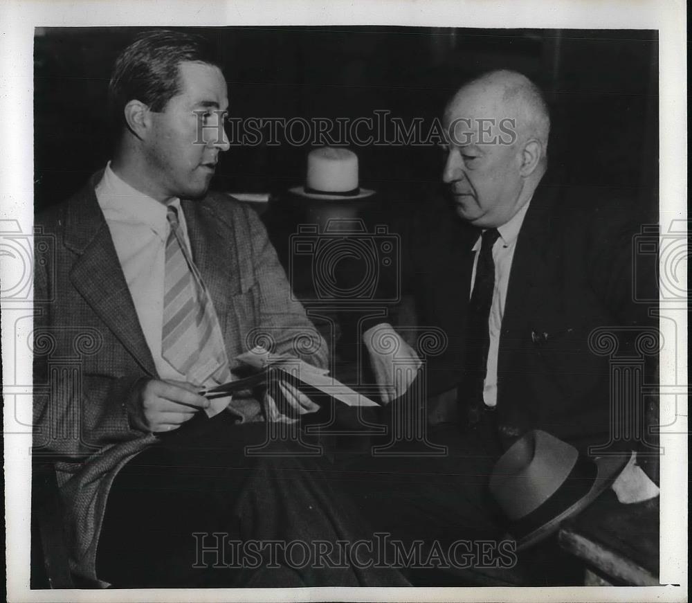 1943 Press Photo Frank Rowe Questioned By State OPA Chief Attorney - Historic Images