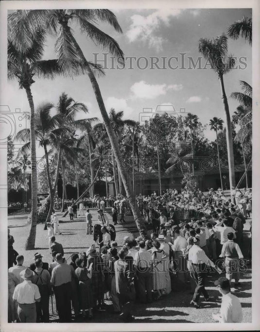 1951 Press Photo Crowds at paddock at Miami, Fla Hialeah race track - Historic Images