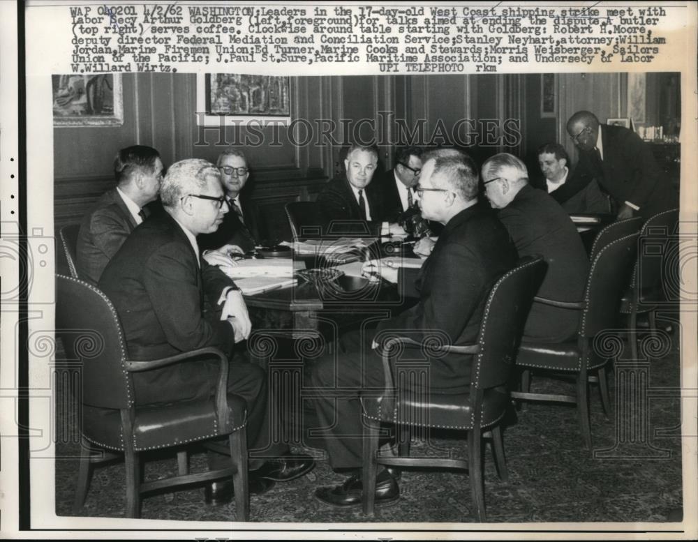 1962 Press Photo A meeting during the West Coast Shipping strike. - neb49968 - Historic Images