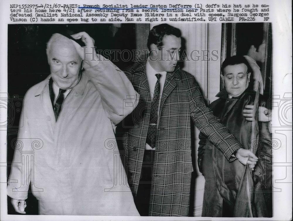 1967 Press Photo Paris, Socialist leader Gaston Defferre, Surgeon G Vinson - Historic Images