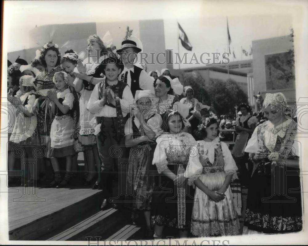 1939 Press Photo Small Children in Native Costumes listening to speeches - Historic Images