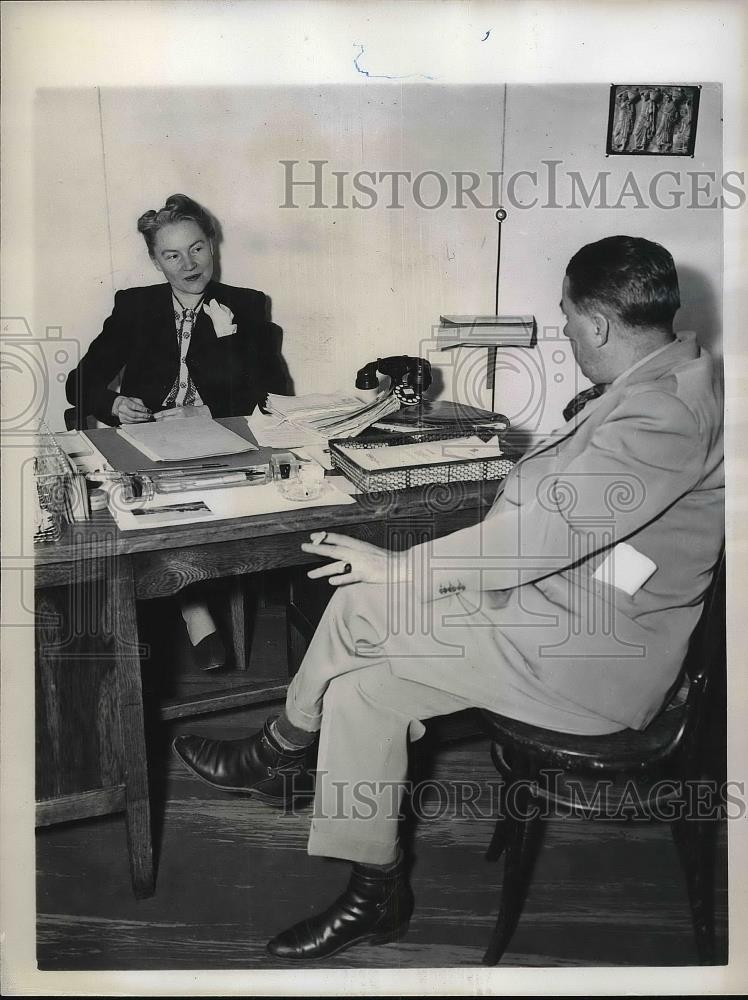 1940 Press Photo Wash.D.C Miss C McGeachy for British Ministry of Economic War - Historic Images