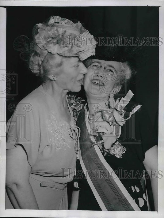 1947 Press Photo Mrs. Julius Y. Talmadge Kisses Pres DAR Successor Mrs.O'Byrne - Historic Images