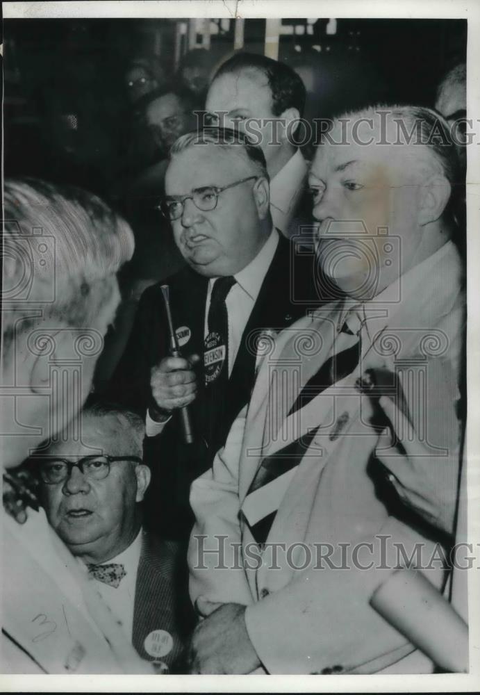 1953 Press Photo Convention Hall in Chicago, IllThomas Gavin votes for Stevenson - Historic Images