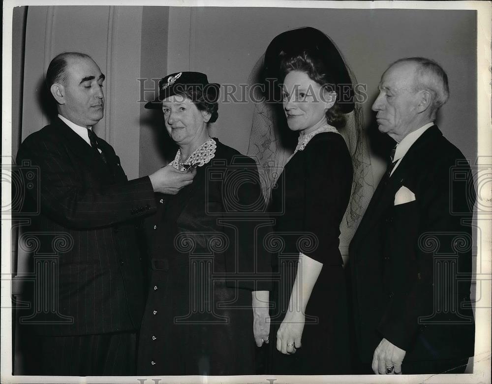 1942 Press Photo NYC, Emblem of Honor to Mrs E Zittel,Miss Burke,AF Burke from - Historic Images