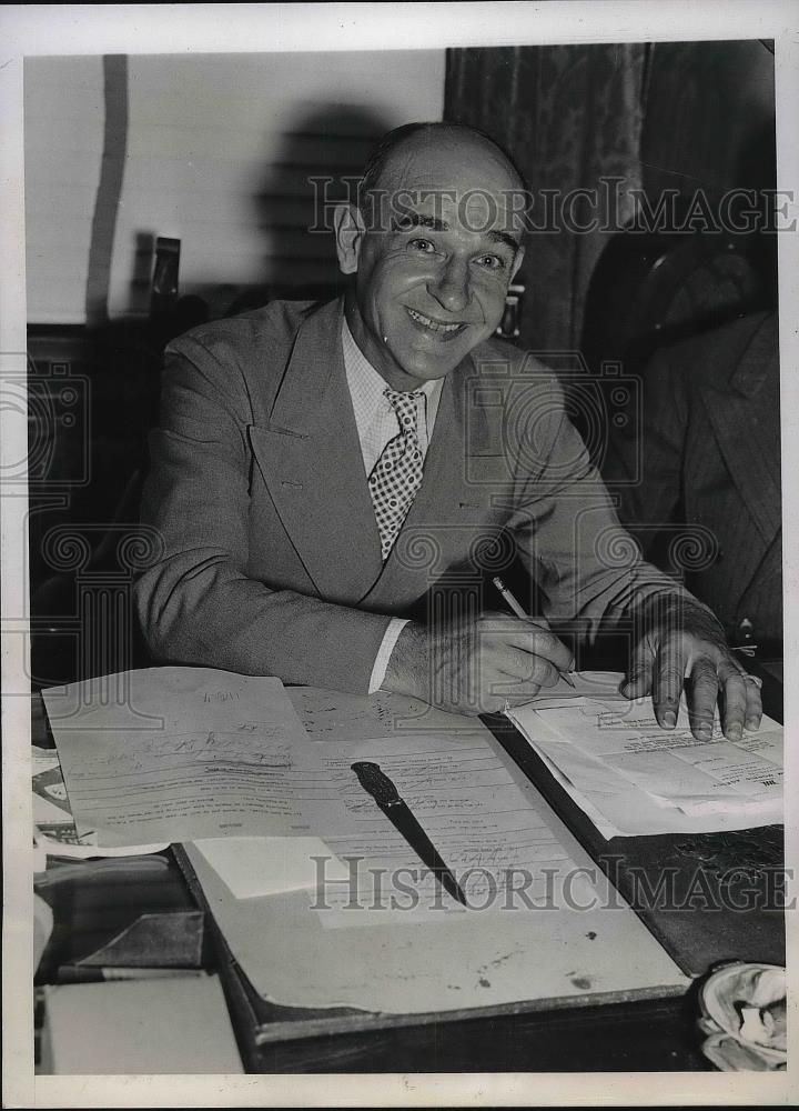 1937 Press Photo Frank Wallace husband of actress Mae west at his office - Historic Images