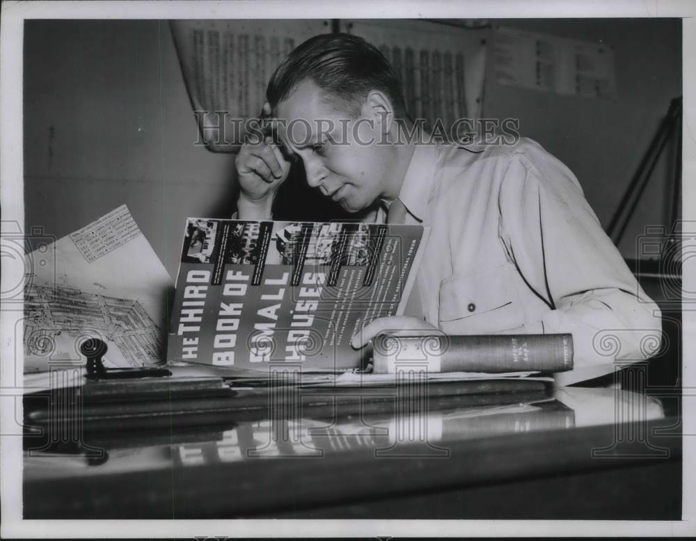 1945 Press Photo Capt. K. H. Ripnen waiting to receive discharge papers - Historic Images